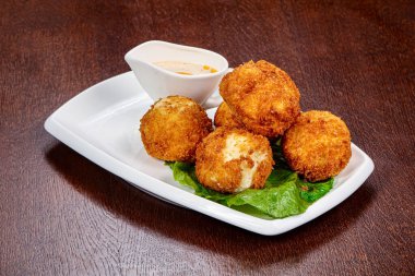 Biraz soslu kızarmış peynir topu.