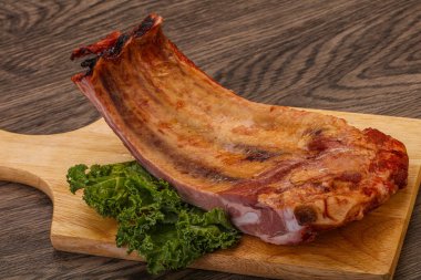 Baharatlı ve otlu domuz pirzolası.