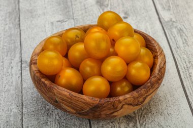 Taze sarı, lezzetli vişneli domates yığını