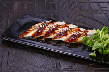 Dilimlenmiş yılan balıklı Japon mutfağı.