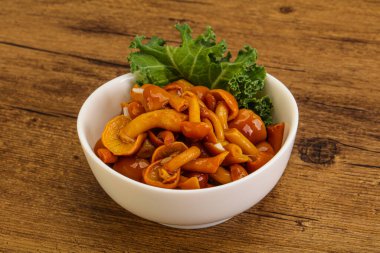 Terbiye edilmiş mantar. Kasede küçük bal aromalı.