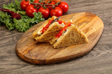 Patlıcanlı ve peynirli vejetaryen sandviçi.