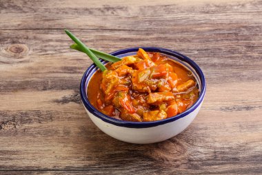 Sebzeli ve soslu et kebabı.