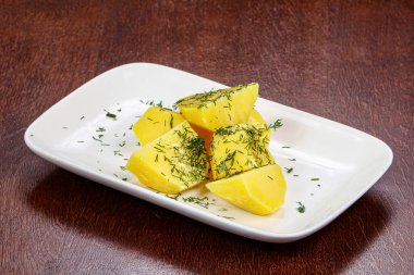 Yeşil dereotlu haşlanmış patates.