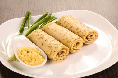 Kıymalı krep ve kıymalı sos.