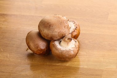 Çiğ kahverengi şampiyonlar yemek pişirmek için mantar yığını