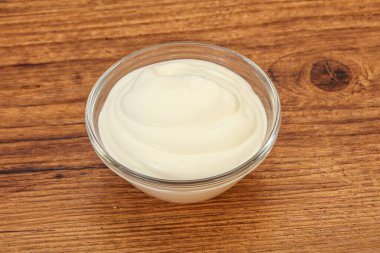 Süt ekşi krema kasede