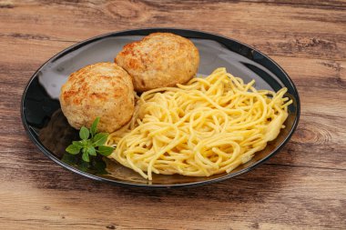 Peynirli spagetti ve ev yapımı tavuk pirzolası.