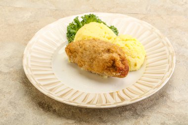 Patates püresiyle doğranmış etten çıtır tavuk pirzolası.