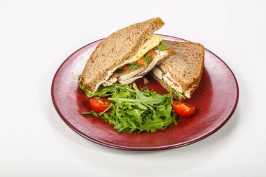 Tavuk göğsü, domates ve peynirli sandviç.