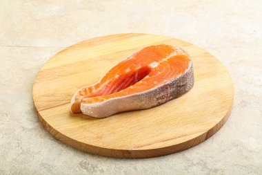 Tahtada çiğ somon bifteği.