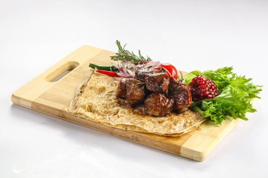 Izgara sığır kebabı ızgara Shashlik soğan servis etti.