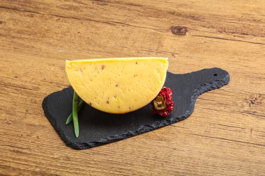 Cevizli sert peynir tuğlası.