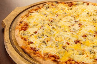 Dört peynirli geleneksel İtalyan pizzası.