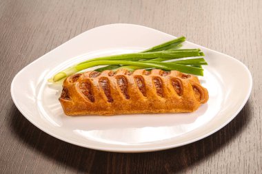 Taze soğanlı lezzetli puf böreği.