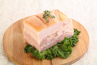 Ev yapımı domuz pastırması.