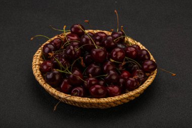 Sepette olgun kuş kirazı