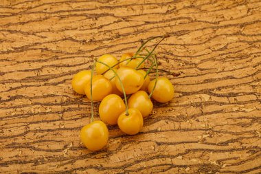 Birkaç tatlı, olgun, sarı kiraz yığını