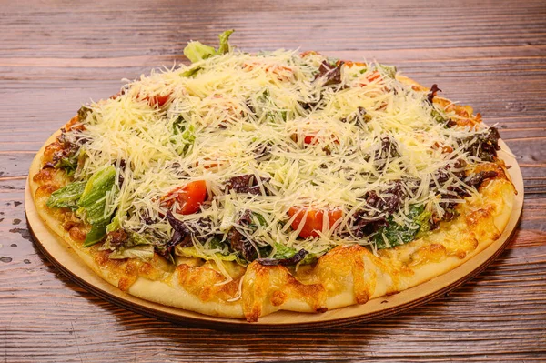 Pizza caesar with chicken, tomato salad and cheese