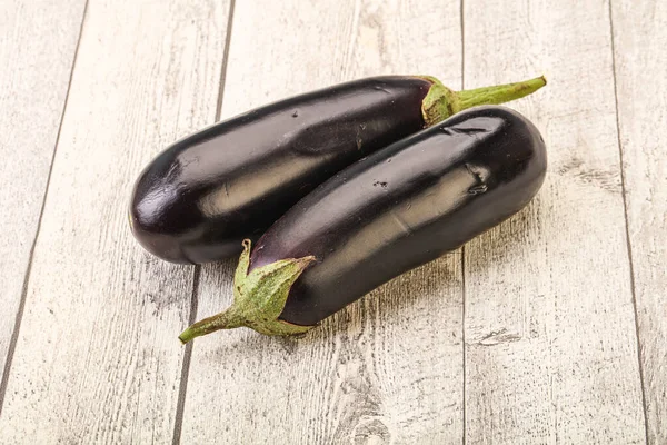 Deux Aubergines Crues Mûres Isolées Pour Cuisson — Photo