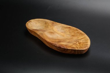 Mutfak için siyah arkaplan üzerine zeytin ağacı tahtası