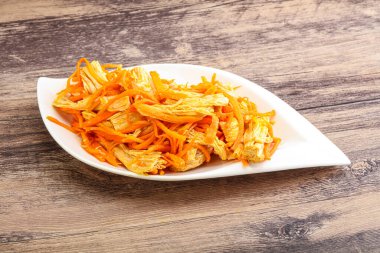 Havuçlu ve baharatlı Kore soya kuşkonmazı.