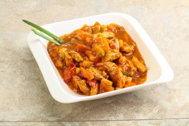 Sebzeli ve soslu et kebabı.