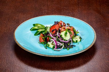 Soğanlı, otlu ve baharatlı sebze salatası.