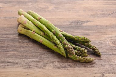 Çiğ, taze kuşkonmaz. Beslenme mutfağı için.