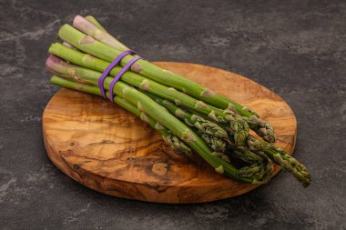 Vejetaryen mutfağı - Pişirmek için çiğ kuşkonmaz yığını