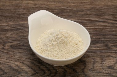 Buğday unu kasede yemek pişirmek için.