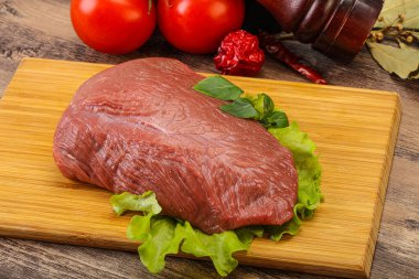 Pişirmek için çiğ et parçası.