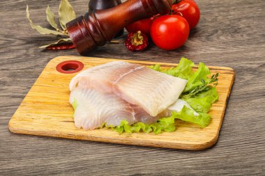 Pişirmek için çiğ pangasius fileto balığı.