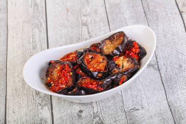 Biberli ve baharatlı fırında patlıcan.