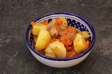 Soslu ve sebzeli kızarmış patates ve biftek.