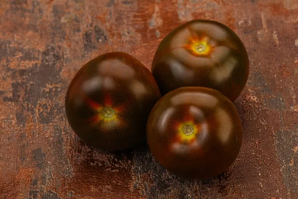 Preto Saboroso Suculento Kumato Tomate Heap — Fotografia de Stock