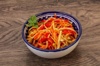 Havuç ve biberli vejetaryen lahana salatası 