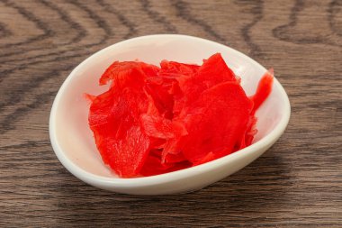 Asya mutfağı terbiye edilmiş zencefil kökü kasede.