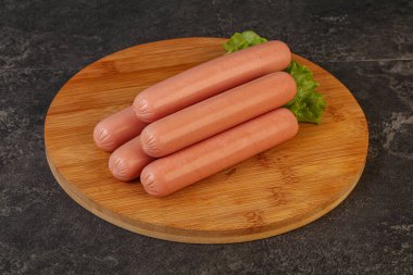 Lezzetli et sosisleri güverteye yığılmış.