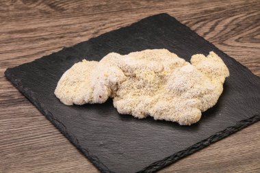 Kızartma için çiğ domuz eti şnitzel.