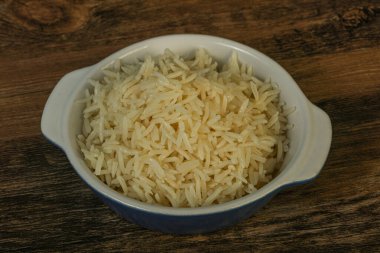 Buharda pişmiş Hint basmati pilavı.