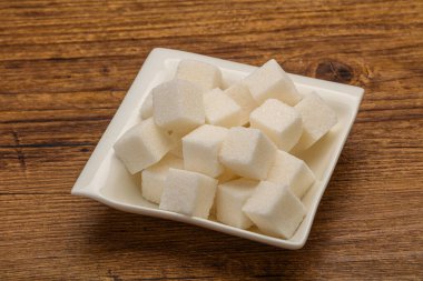 Rafine edilmiş beyaz granüllü şeker yavruları kasede.