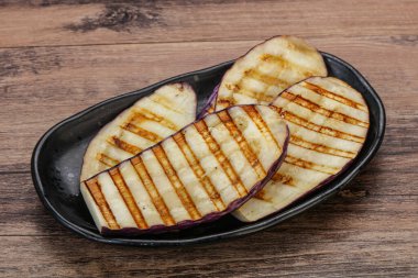 Izgara graffiti yumurta dilimleri ve zeytinyağı.