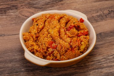 Domates ve tavuklu geleneksel Afrika kuzenleri