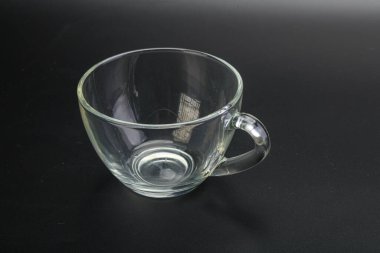 İzole edilmiş içecekler için boş cam bardak