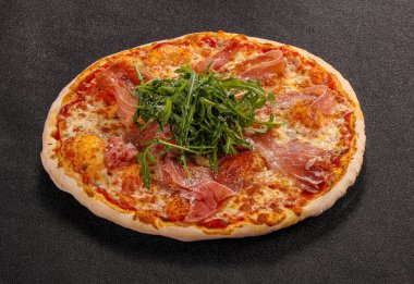 Parmalı pizza, peynir ve roka.