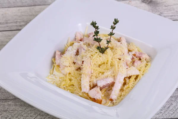 Macarrão Carbonara Com Presunto Queijo Servido Tomilho — Fotografia de Stock