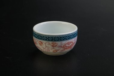 Çay için boş Çin bardağını temizle.