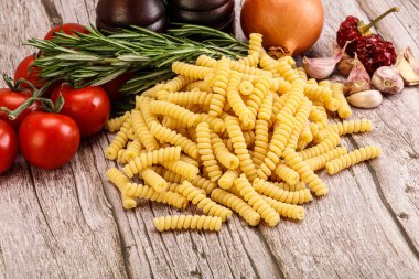 Çiğ İtalyan buğday makarnası - Pişirmek için Fusilli