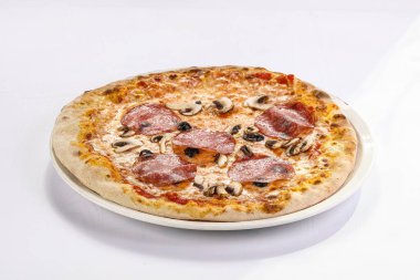 İtalyan geleneksel sosisli ve peynirli pizza.